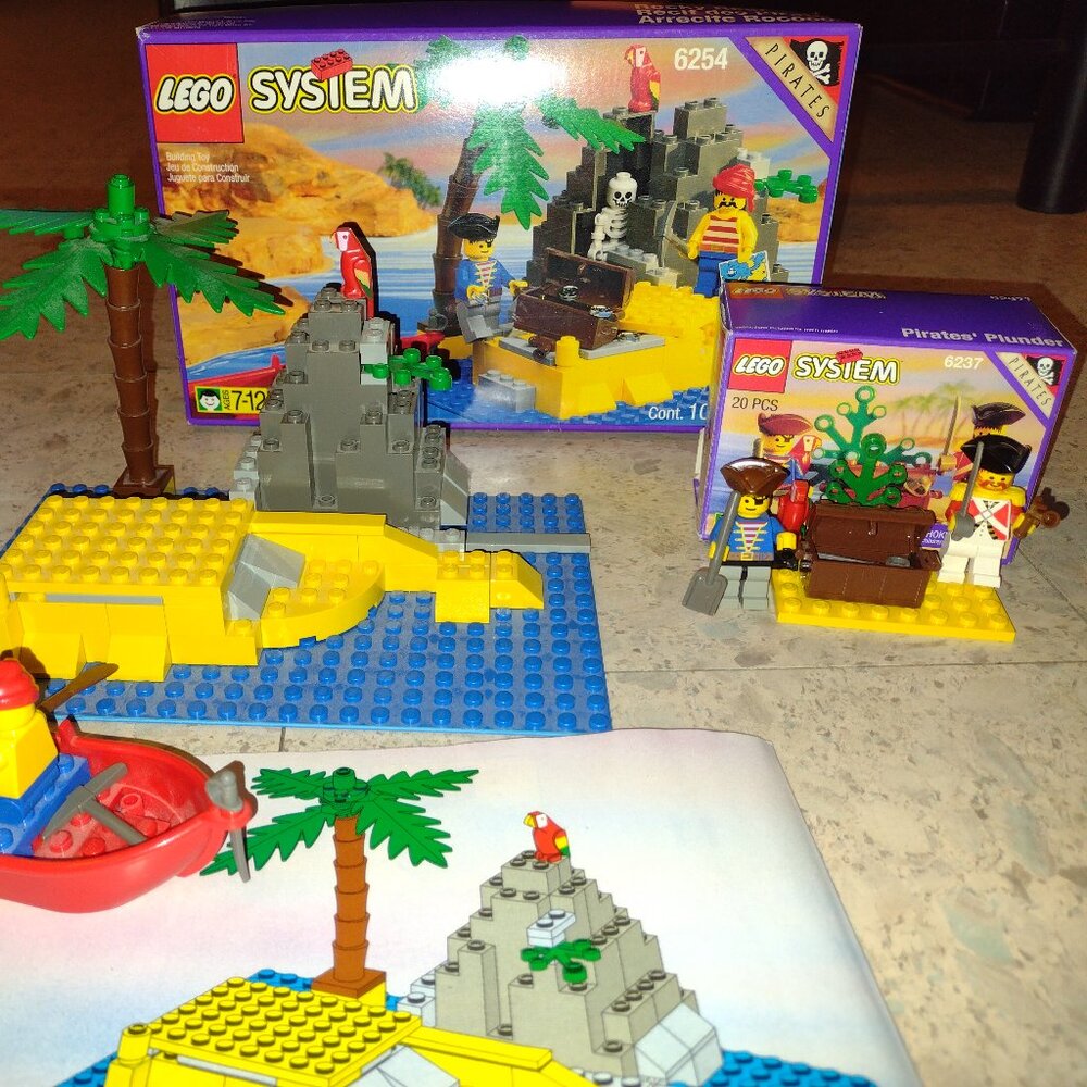 Like new 2 sets Lego Rocky Reef, Pirates, and Pirates Plunder, retired